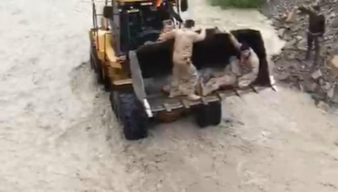 Hakkari'de askeri araç Zap suyuna uçtu: 9 asker hafif yaralı