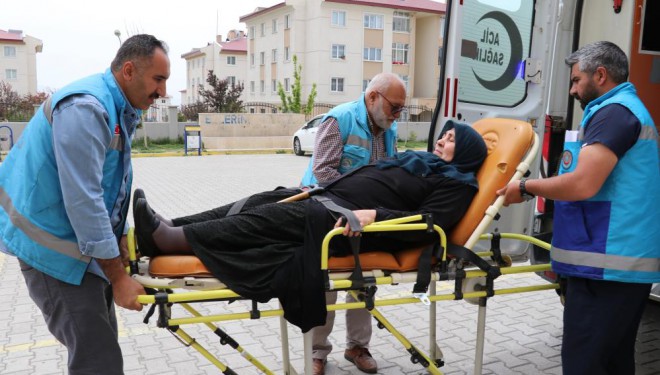 Ambulansla taşınan hastalar sandık başına gitti