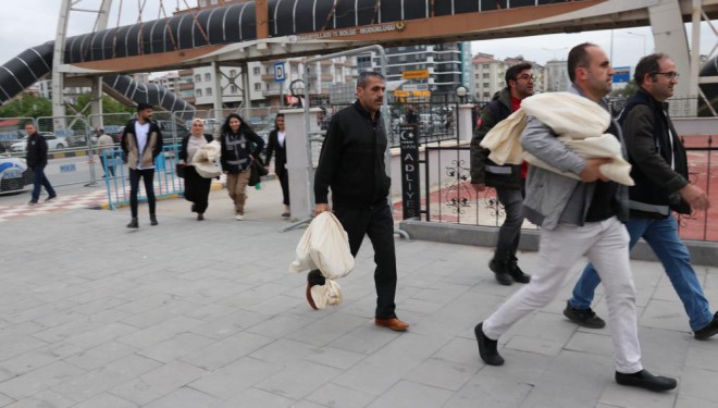 Van’da sayılan oylar İl Seçim Kurullarına getiriliyor