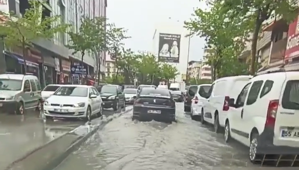 Van’da sağanak yağış, yollar göle döndü