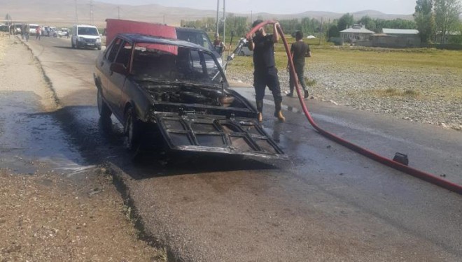 Seyir halindeki otomobil yanarak kullanılamaz hale geldi