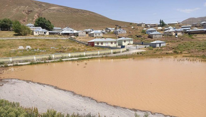 Çaldıran’da sel: Ekili alanlar zarar gördü