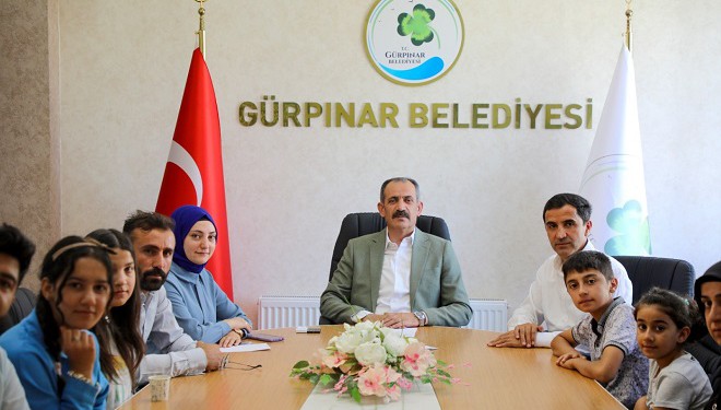 Başkan Tanış, LGS’de başarılı olan ilk 10 öğrenciye hediye verdi