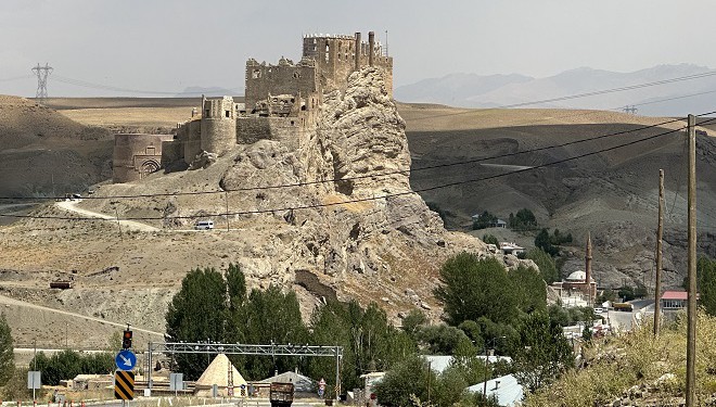Gürpınar Hoşap Kalesi’nde restorasyon çalışmaları devam ediyor