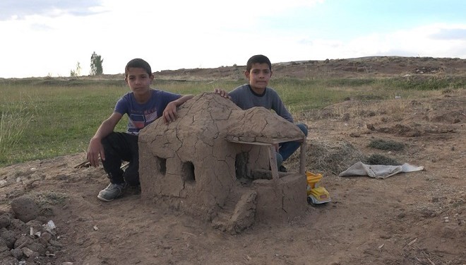 Erciş'te  2 çocuk çamurdan minyatür evler yaparak hallerini gerçekleştiriyor