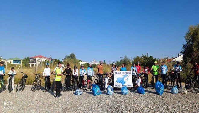 Van Gölü sahilinde çöp topladılar
