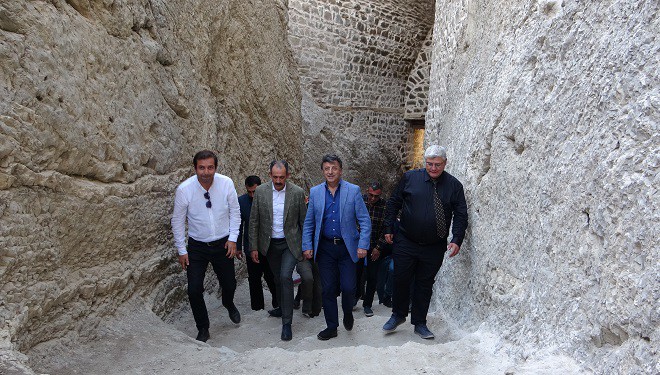 Türkmenoğlu, Hoşap Kalesi’nde başlatılan çalışmaları inceledi