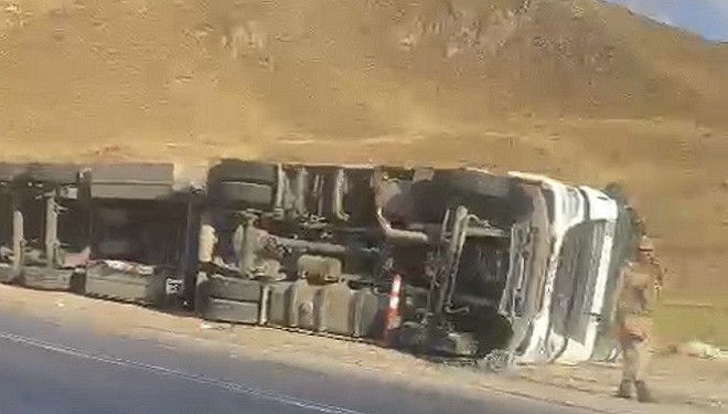 Devrilen tırdan sürücüsü yara almadan kurtuldu