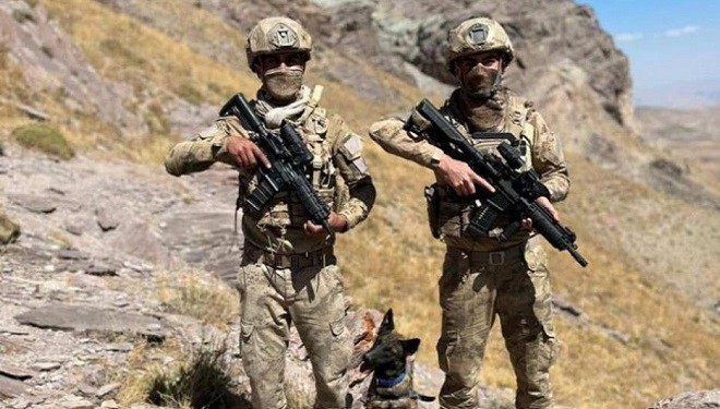 Başkale'de PKK’ya ait 2 sığınakta çok sayıda silah ve mühimmat ele geçirdi