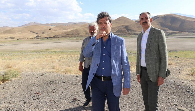 Türkmenoğlu, kuruyan Zernek Barajı’nda incelemelerde bulundu
