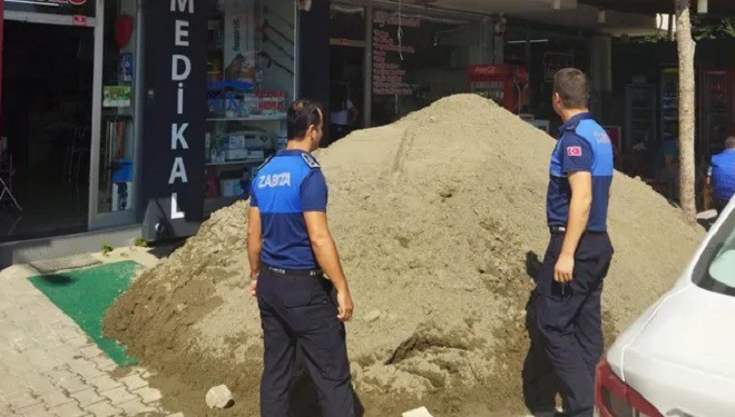 Kiracısını çıkarmak için kapının önüne kum yığdı