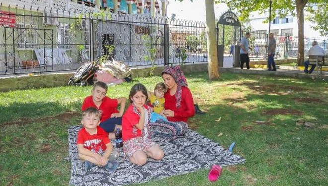 Kiralık daire bulamayınca sokakta kalan aile...