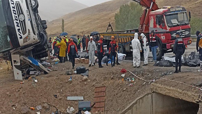 Sivas Valiliği'nden kaza yapan Van otobüsüyle ilgili açıklama: 7 ölü, 40 yaralı