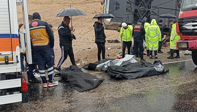 Van otobüsü kaza yaptı: Ölen 7 yolcudan 6’sının kimlikleri tespit edilemiyor!