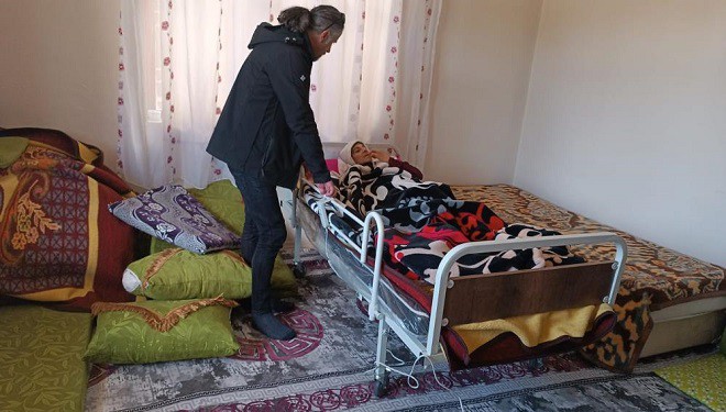 Vanlı Amcan Derneğinden Kadriye Teyze’ye hasta yatağı