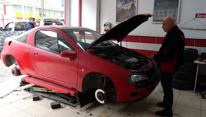 Van'da oto tamir ustalarından araç sahiplerine kışlık bakım uyarısı