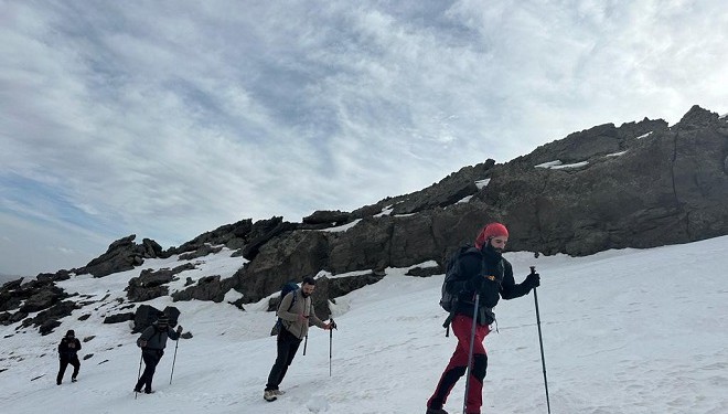 Dağcılar 3 bin rakımlı Tendürek Dağı'na tırmandı