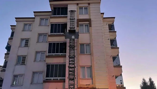 Yük asansörünün kapağı açıldı, iki kuzen 15 metre...