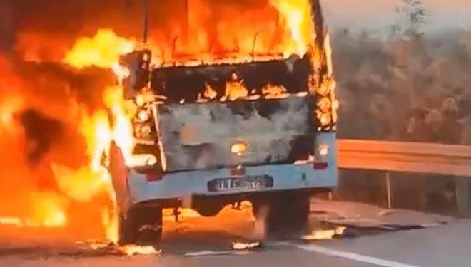 Mevsimlik işçi taşıyan servis alev alev yandı