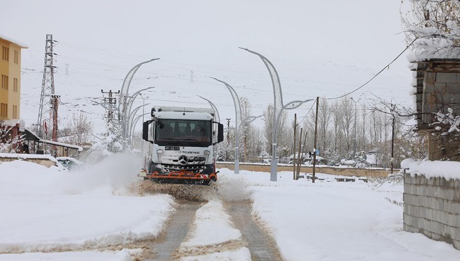 Gürpınar Belediyesi Yılın İlk Karla Mücadele Çalışmasına Başladı