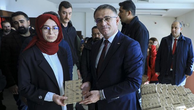 Van'da 27 bin öğretmene kitap hediye edildi