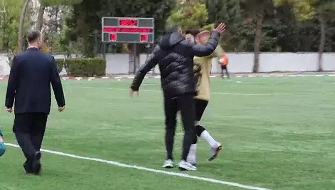Kırmızı kart gören futbolcusunu tokatladı