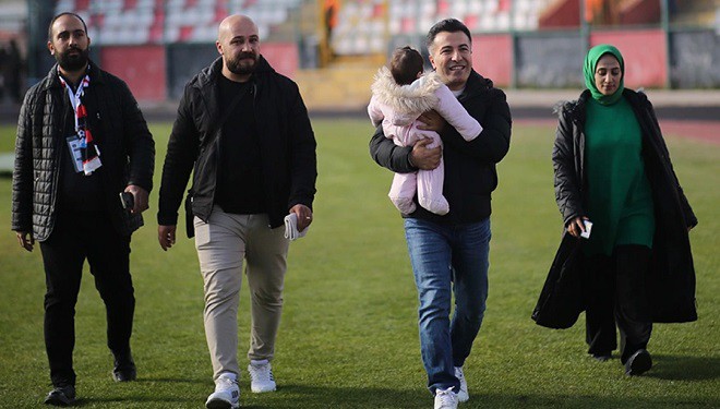 Vanspor FK Sena bebeği bağrına bastı