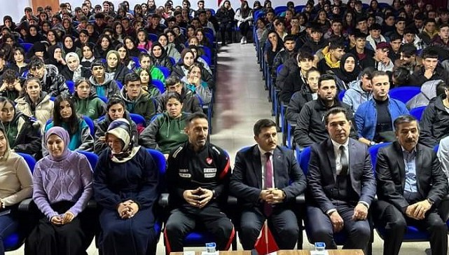 Özalp’te “İşte O An” konulu konferans düzenlendi