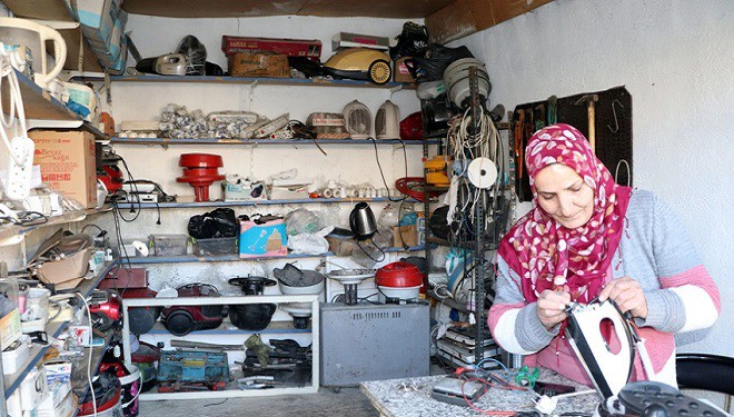 Kolunu spiral makinesine kaptıran eşinin mesleğini devraldı