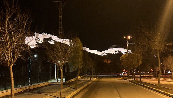 Van Kalesi ışıklandırıldı, vatandaştan beğeni topladı