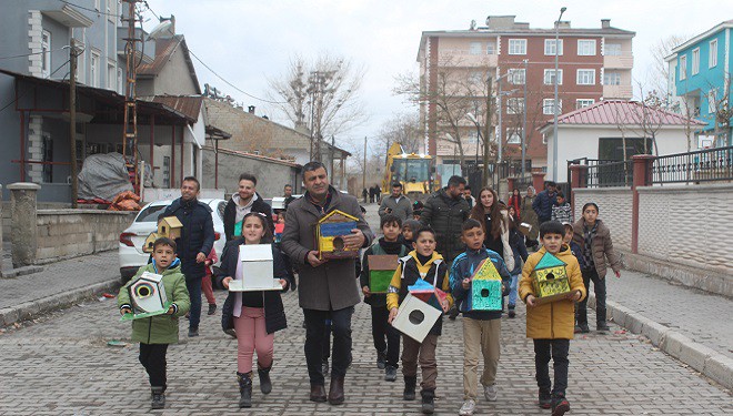 Özalpli öğrenciler 150 kuş evi yaparak çeşitli noktalara bıraktı