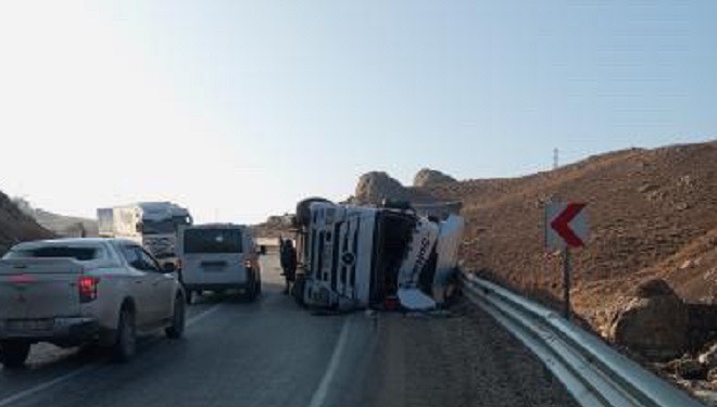 Kontrolden çıkan tır devrildi: 1 yaralı