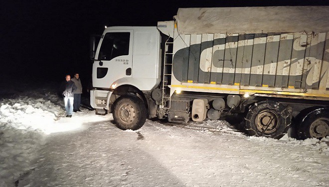 Muradiye'de kar nedeniyle yolda kalan araçlar kurtarıldı