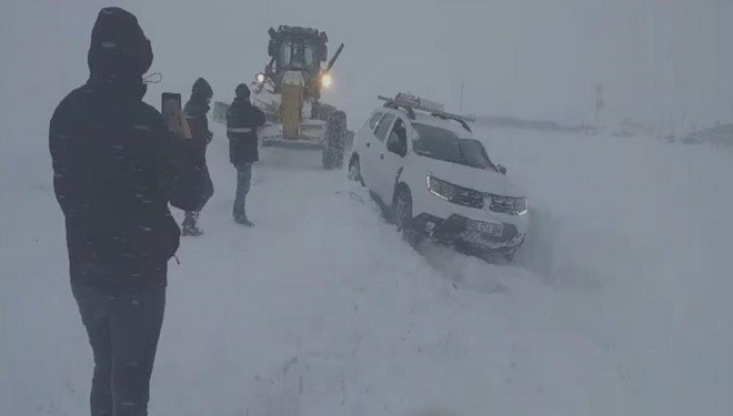 Muradiye'de karda mahsur kalan araçlar kurtarıldı