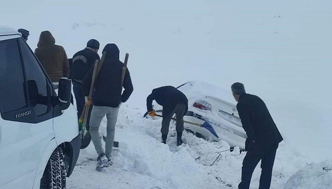 Özalp'ta kar nedeniyle yolda kalan araçlar kurtarıldı