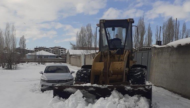 Erciş'te kardan kapanan yollarda çalışmalar devam ediyor