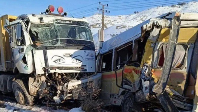 Van'da kamyon ile minibüs çarpıştı: 11 yaralı