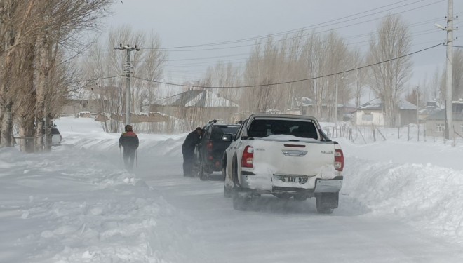 Ekipler Özalp'te çığın düştüğü mahalleye ulaşmaya çalışıyor