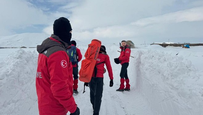 Ekipler, yolu kapanan mahalledeki hamile kadın için seferber oldu