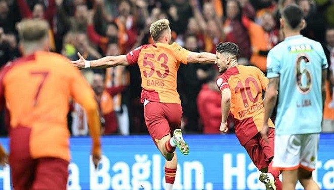 Galatasaray evinde Başakşehir'i 2-0 ile geçti!
