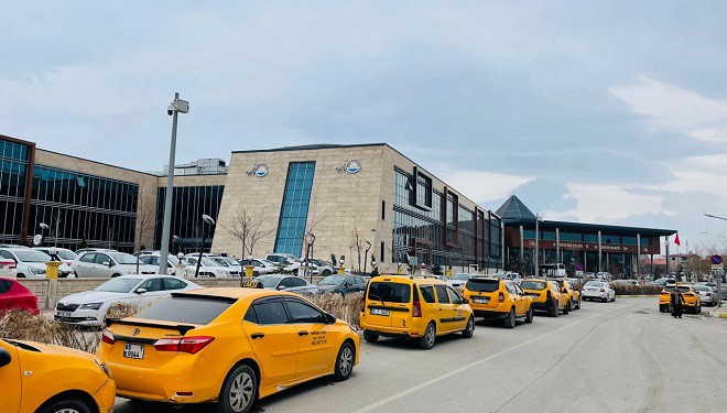 Taksiciler Van Büyükşehir Belediyesi önünde eylem yaptı