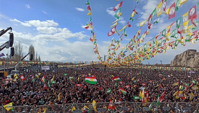 Van'da Newroz, kale eteklerinde kutlandı