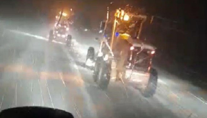 Tatvan-Van kara yolunda mahsur kalanlar kurtarıldı