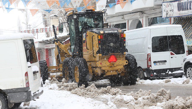 Başkale'de kış geri döndü: 21 yerleşim yerinin yolu ulaşıma kapandı