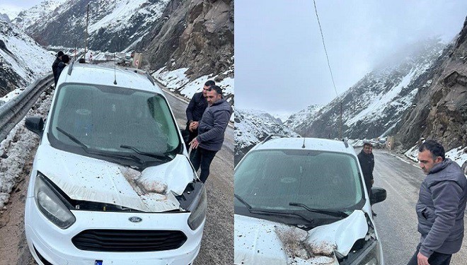 Seyir halindeki aracın üzerine kaya düştü