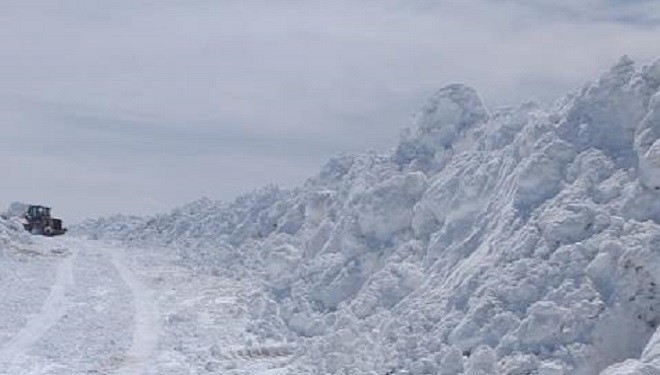 Muradiye'de kar ve tipiden kapanan yollar ulaşıma açıldı