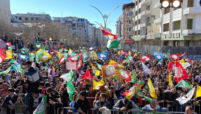 DEM Parti Van zaferini on binlerle kutladı