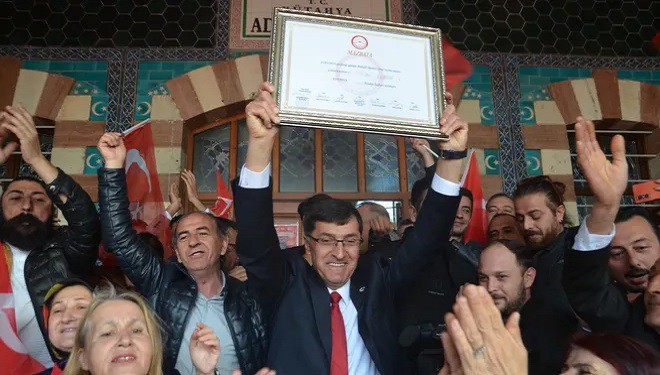 Kütahya'da CHP'li Eyüp Kahveci mazbatasını aldı