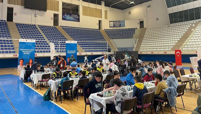 Van'da ödüllü satranç turnuvası son buldu