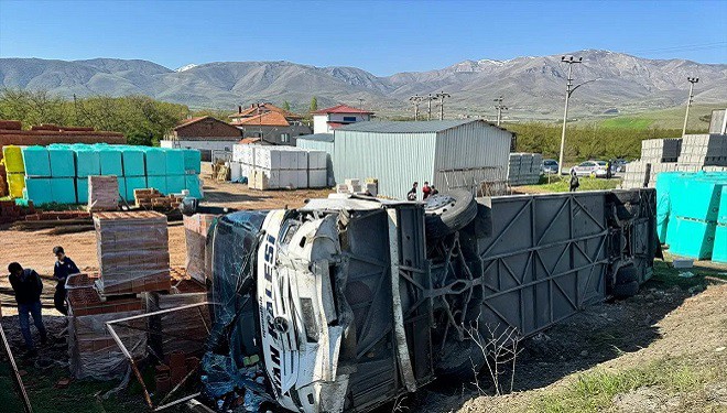 Van yolcu otobüsü kaza yaptı